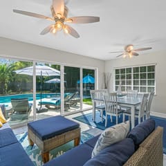 Swim Up Bar - Outdoor Paradise!