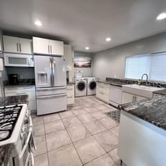 Charming Family Home in Quiet Neighborhood of Burbank - Greenview