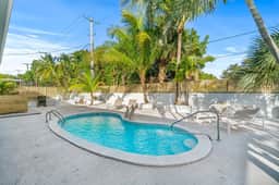 Private Pool Comfortable Luxury - Image 2