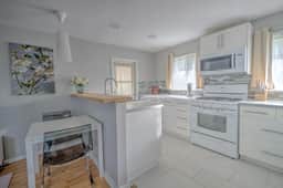 Charming 1-bedroom bungalow located in the heart of Pasadena. - Image 2