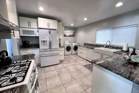 Charming Family Home in Quiet Neighborhood of Burbank - Greenview - Image 1