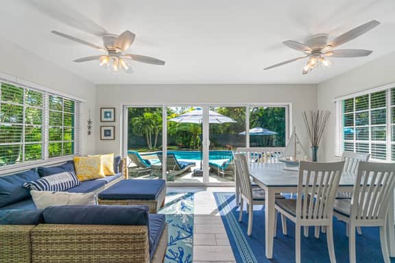 Swim Up Bar - Outdoor Paradise! - Image 3