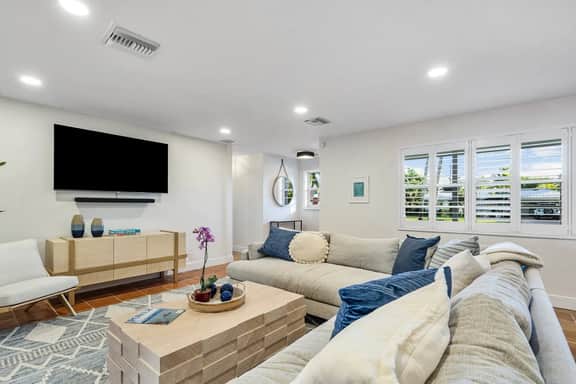 Spacious Private Pool Oasis - Image 5