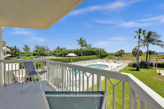 Beachfront Pool Condo: Coral Blue - Image 3