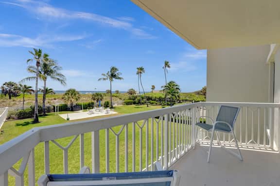 Beachfront Pool Condo: Coral Blue - Image 4