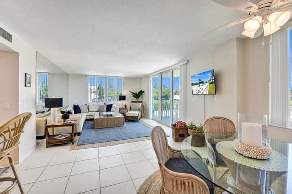 Beachfront Pool Condo: Coral Blue - Image 5