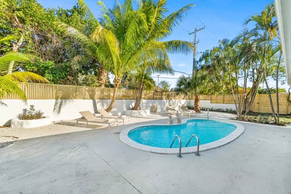 Private Pool Comfortable Luxury - Image 4