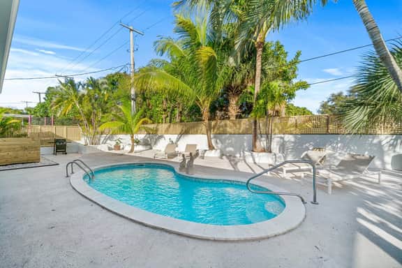 Private Pool Comfortable Luxury - Image 2