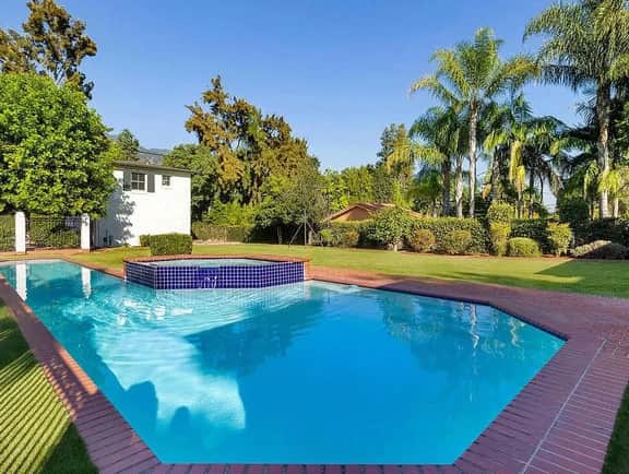 Large & Light-filled Pool Home - Image 3