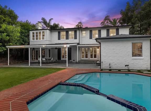 Large & Light-filled Pool Home - Image 4