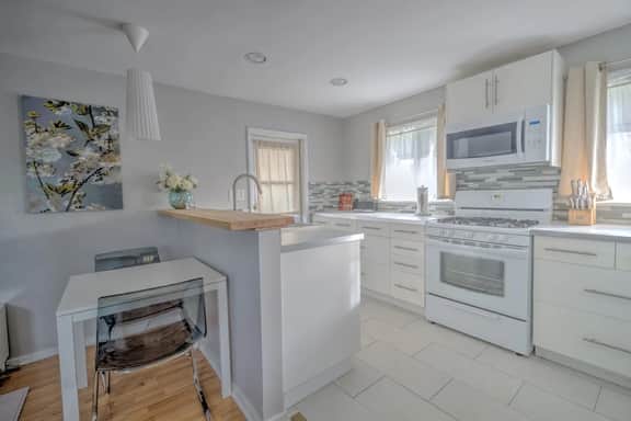 Charming 1-bedroom bungalow located in the heart of Pasadena. - Image 2