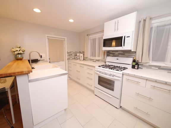 Charming 1-bedroom bungalow located in the heart of Pasadena. - Image 5