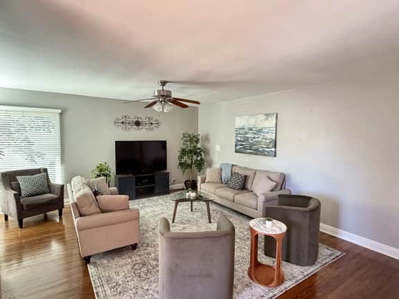 Charming Family Home in Quiet Neighborhood of Burbank - Greenview - Image 3