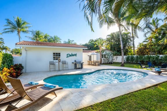 Spacious Private Pool Oasis - Image 1