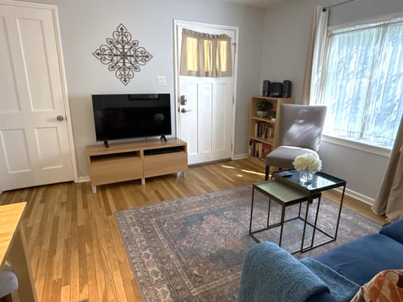 Beautiful bungalow, close to Pasadena. - Image 1